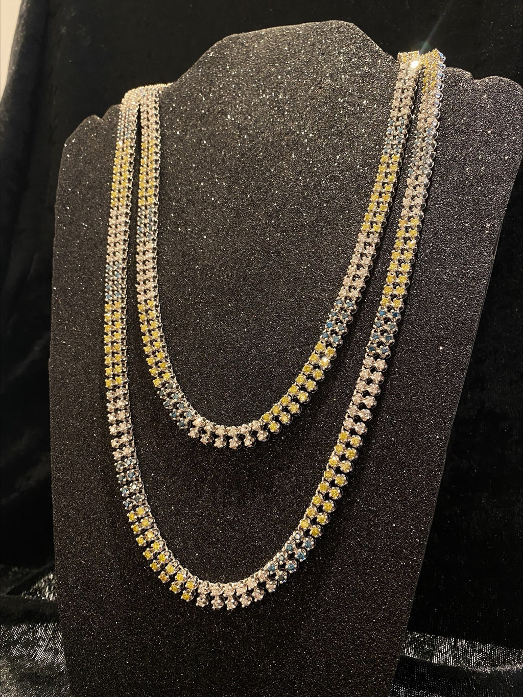 Gargantilha ouro branco com Diamantes azuis, amarelos e brancos Ourivesaria Carlos Alberto