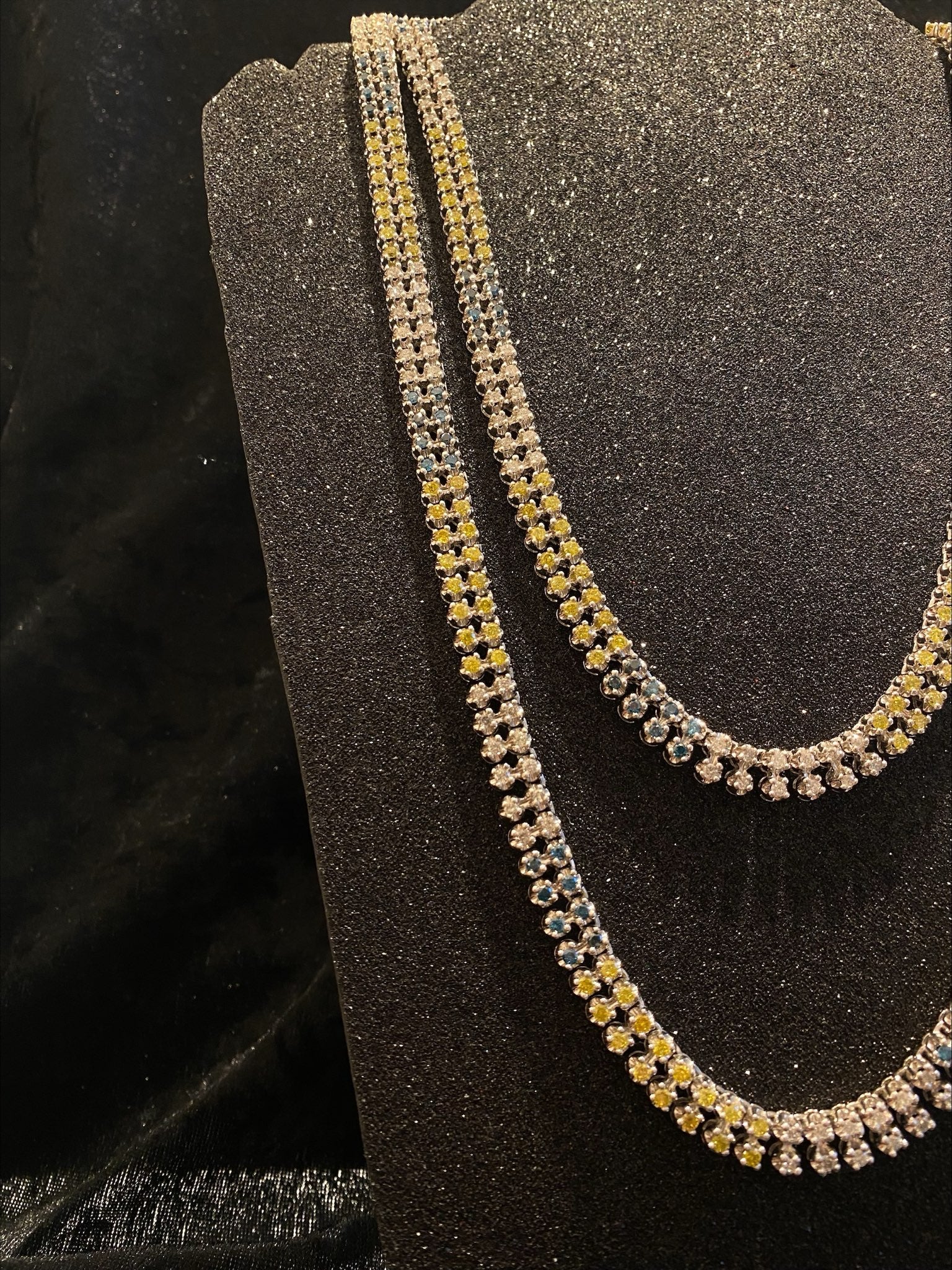 Gargantilha ouro branco com Diamantes azuis, amarelos e brancos Ourivesaria Carlos Alberto