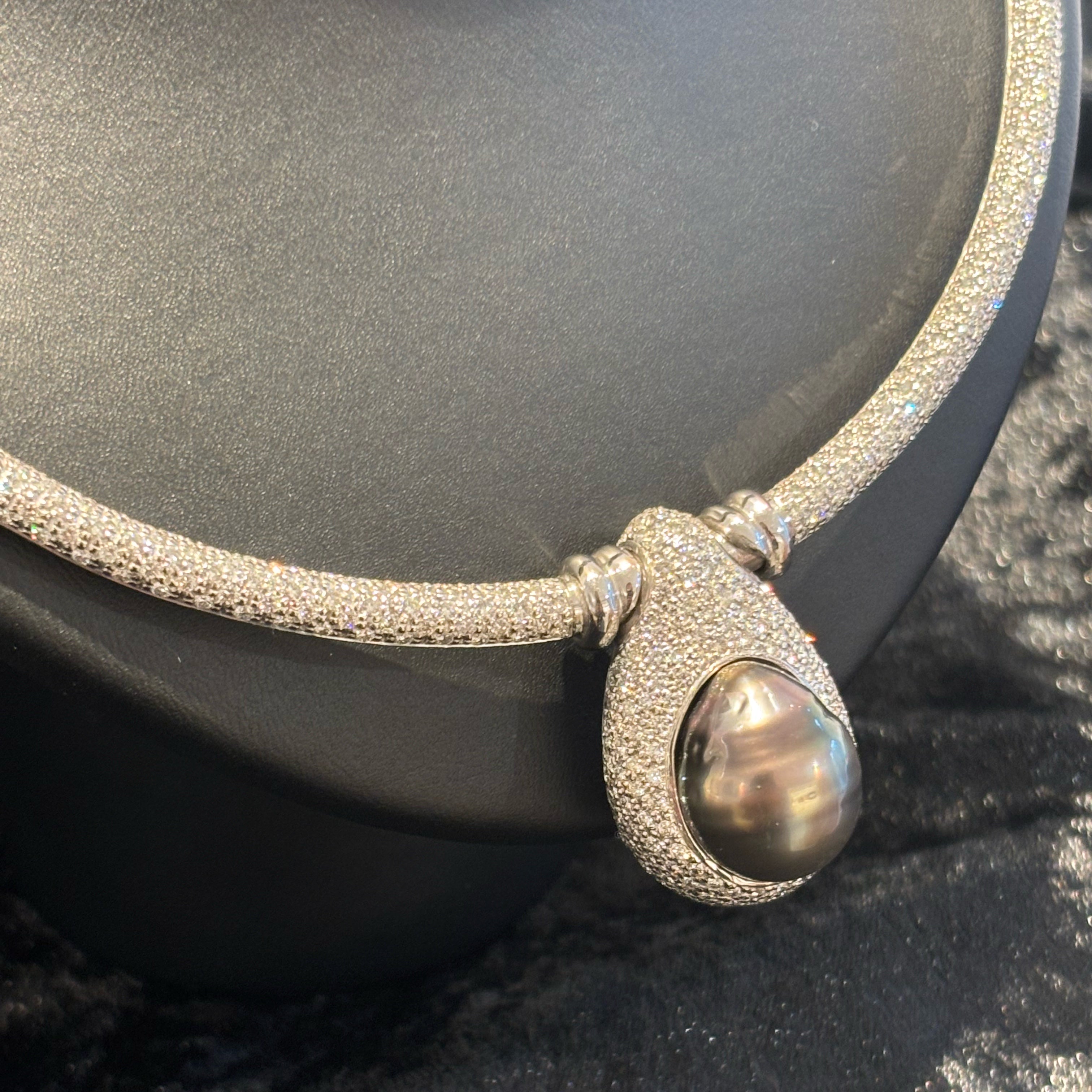 Gargantilha ouro branco com 6.5 k de Brilhantes e pedra cinzenta Ourivesaria Carlos Alberto