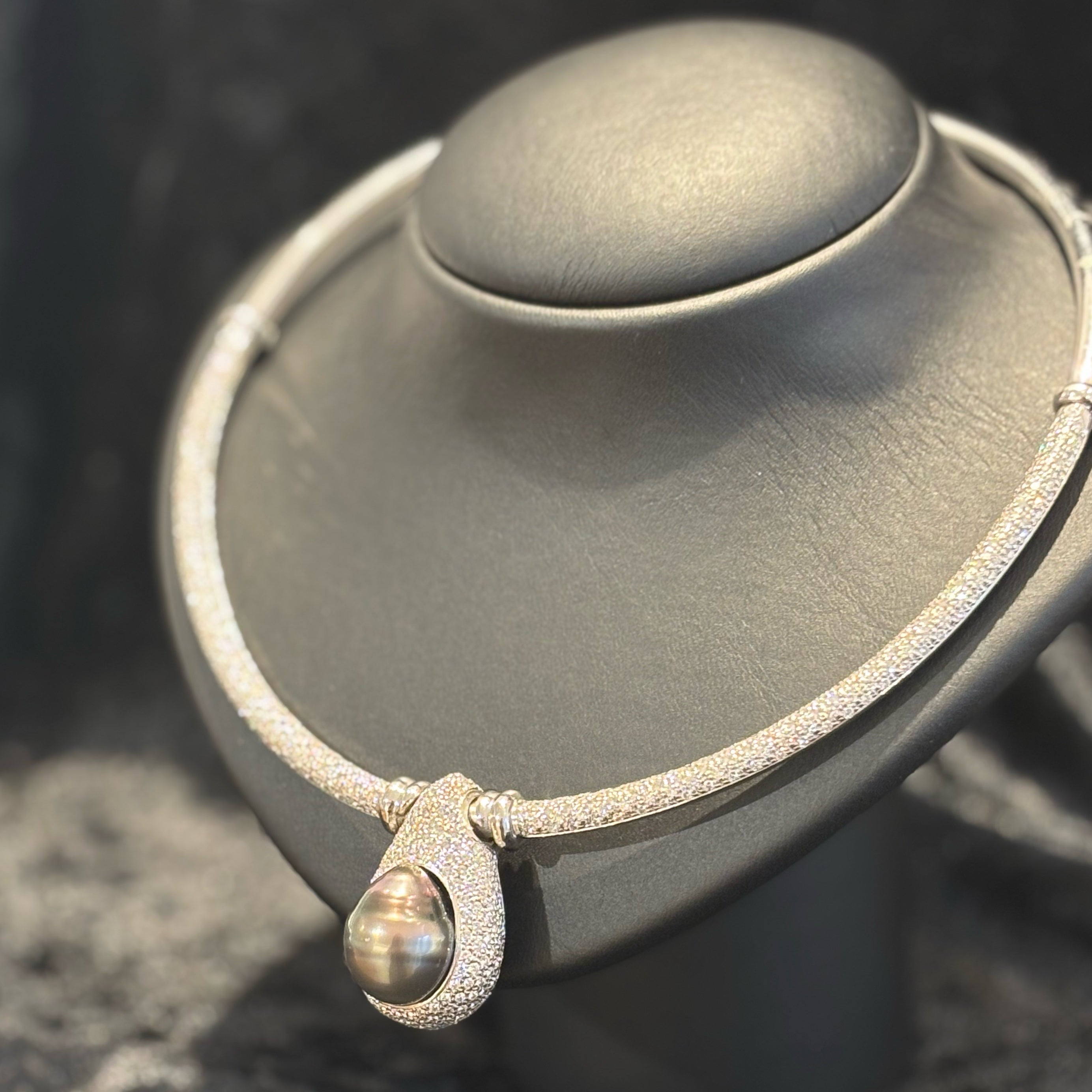 Gargantilha ouro branco com 6.5 k de Brilhantes e pedra cinzenta Ourivesaria Carlos Alberto