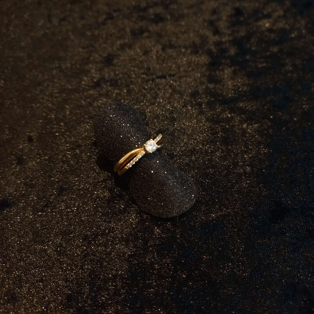 Anel tipo solitário com pedras brancas Ourivesaria Carlos Alberto