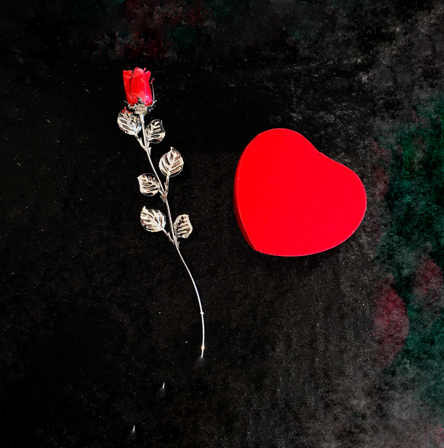 Rosa em bilaminado com banho de prata. Ourivesaria Carlos Alberto