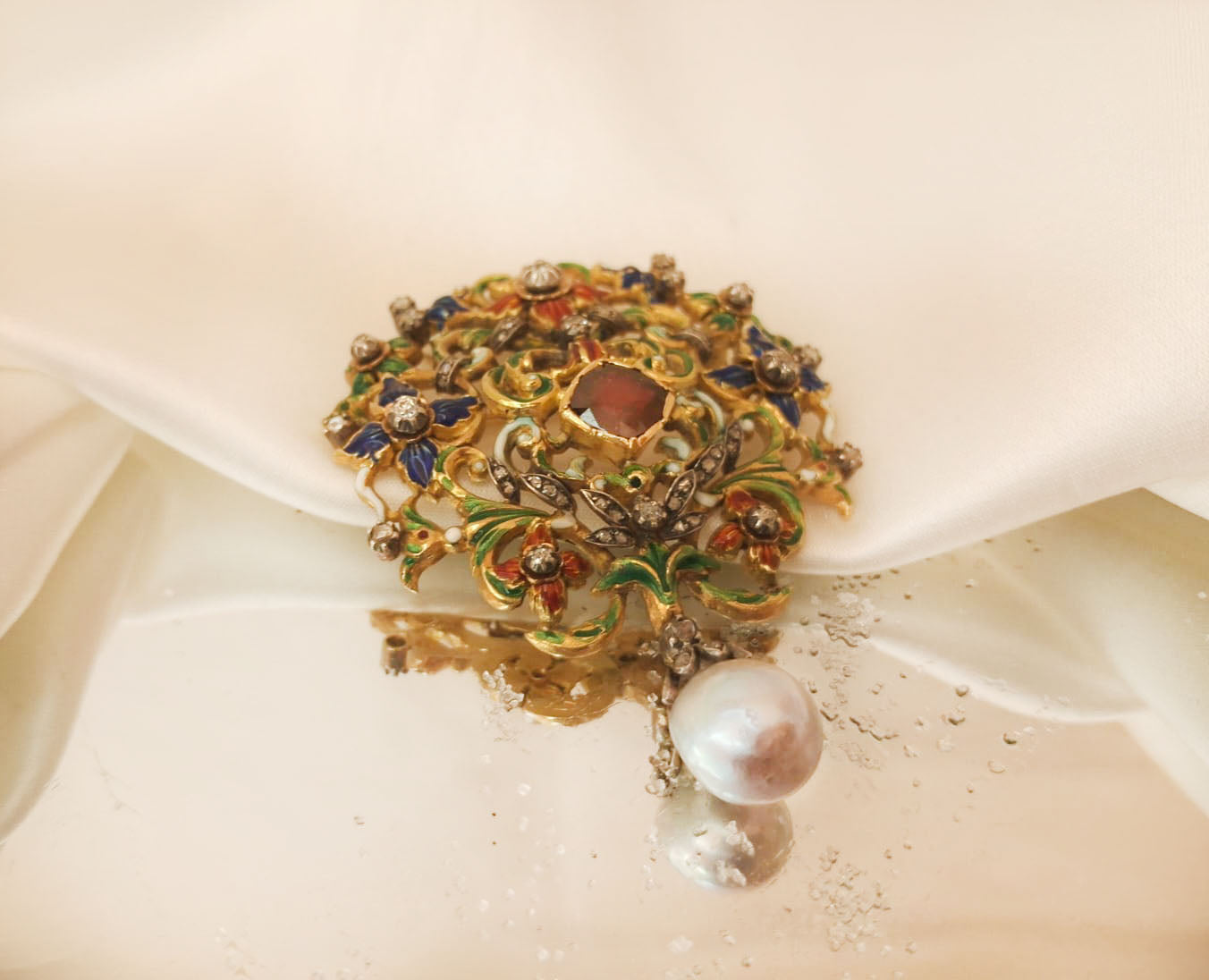 Alfinete de peito esmaltado com pérola cinzenta e diamantes Ourivesaria Carlos Alberto