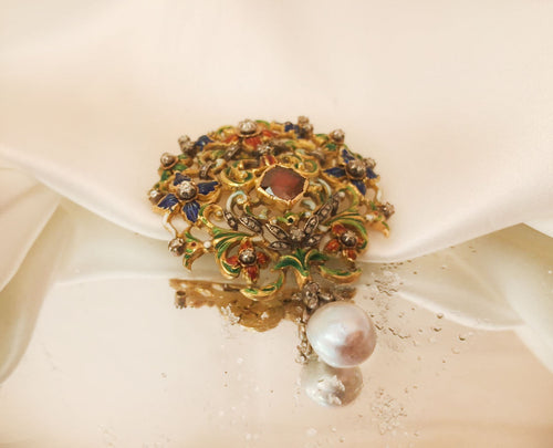 Alfinete de peito esmaltado com pérola cinzenta e diamantes Ourivesaria Carlos Alberto
