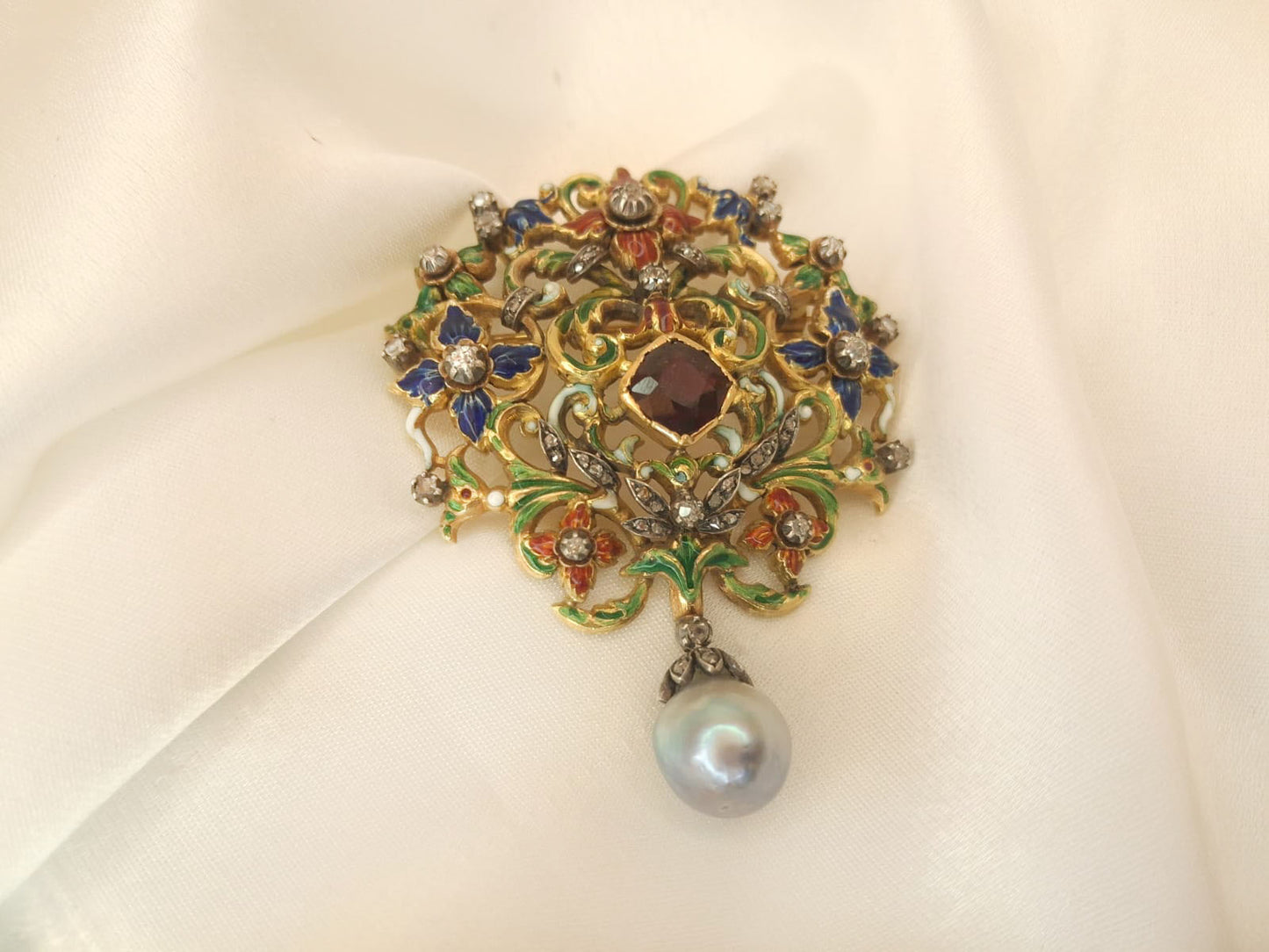 Alfinete de peito esmaltado com pérola cinzenta e diamantes Ourivesaria Carlos Alberto