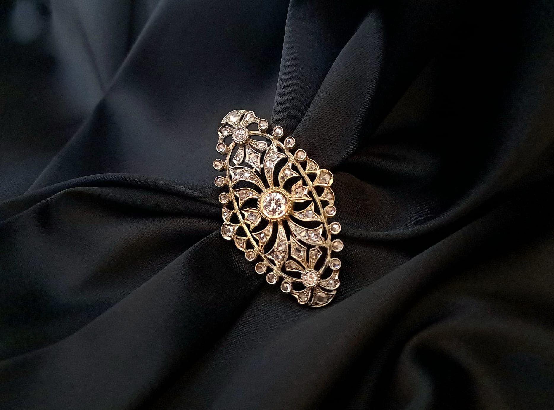 Alfinete ouro branco com Diamantes Ourivesaria Carlos Alberto