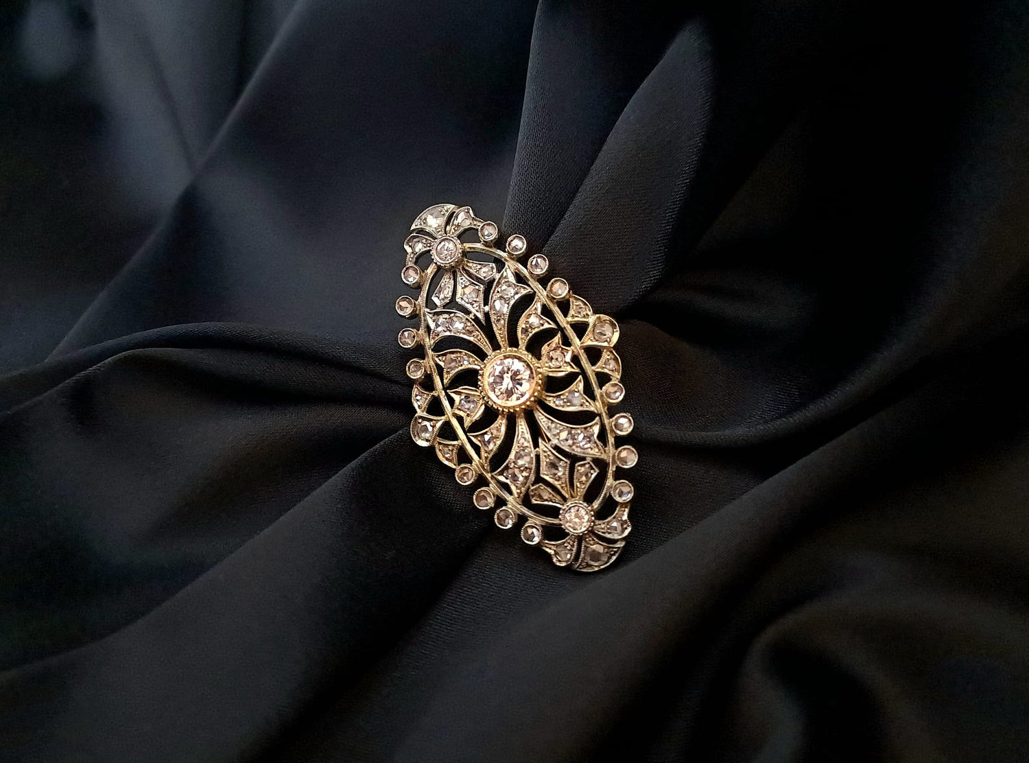 Alfinete ouro branco com Diamantes Ourivesaria Carlos Alberto