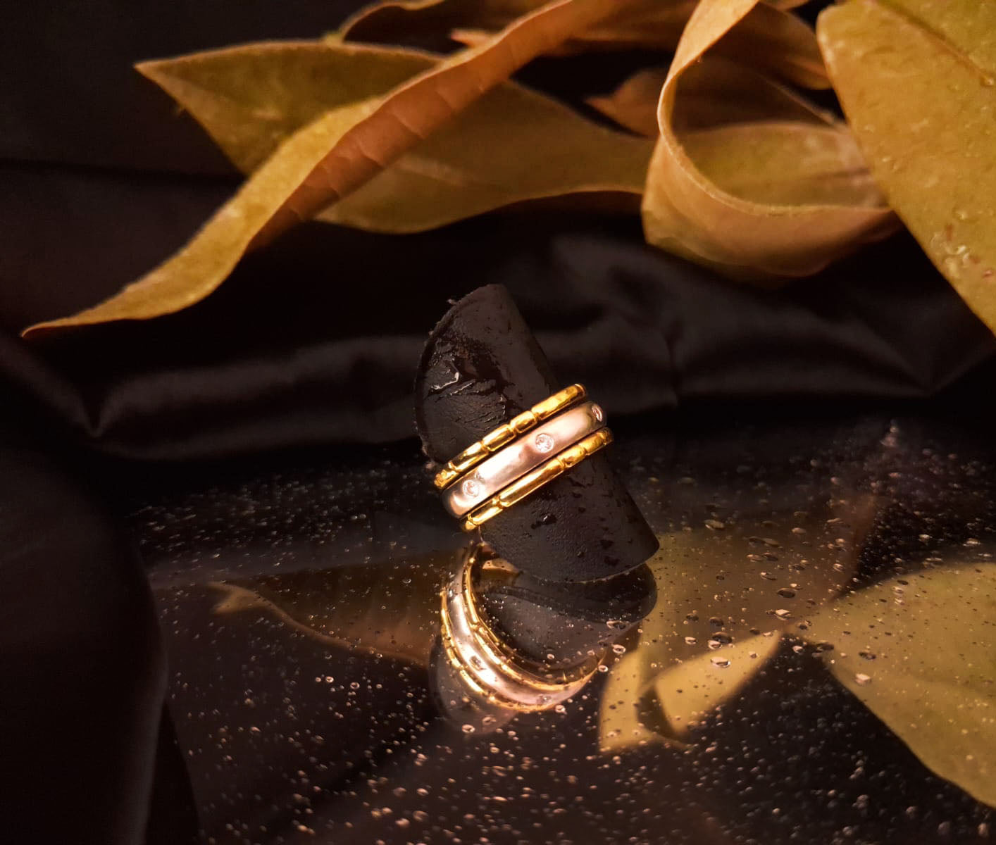 Anel ouro branco e amarelo c/diamantes- tipo aliança Ourivesaria Carlos Alberto