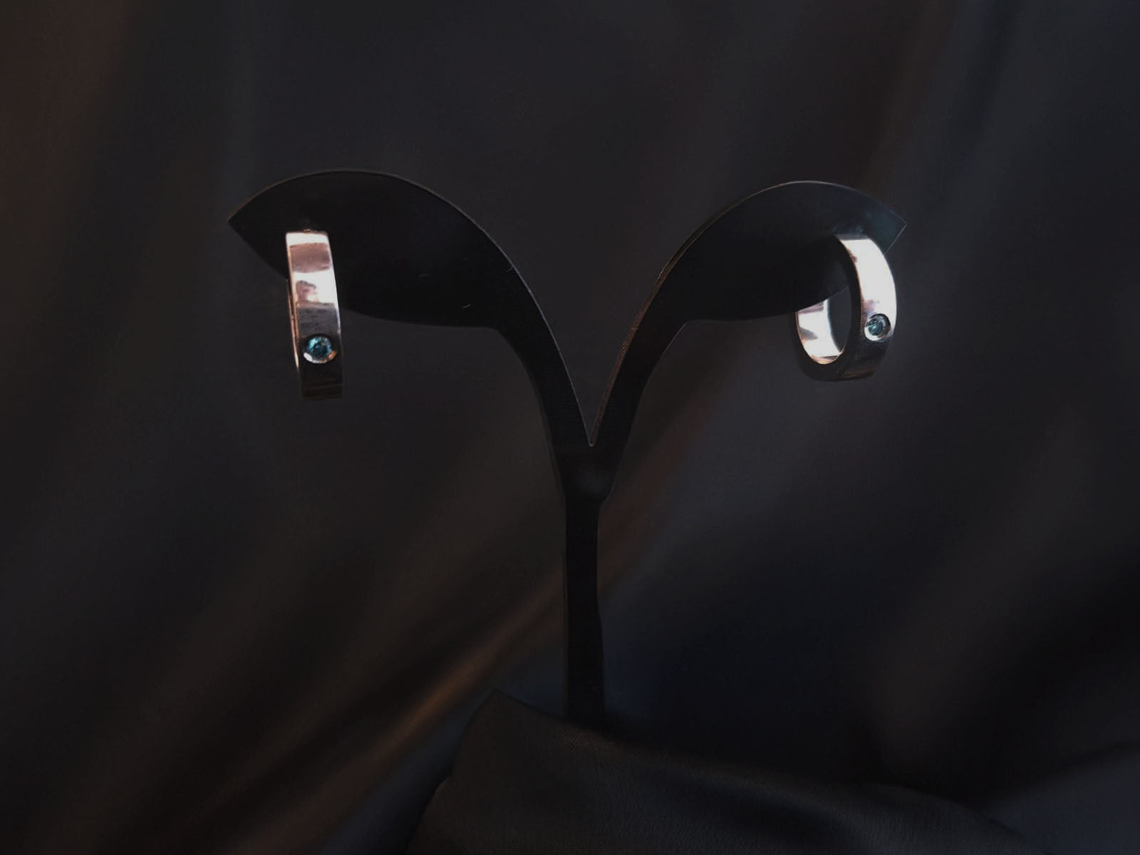 Tornilhos Ouro Branco com pedras azuis Ourivesaria Carlos Alberto