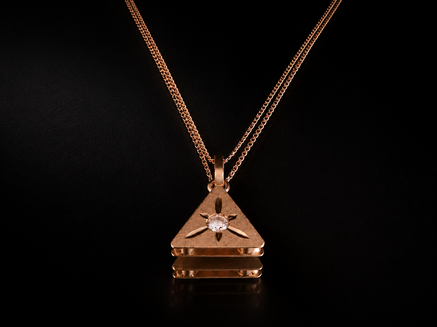 Medalha triangular com pedra branca , em ouro Ourivesaria Carlos Alberto