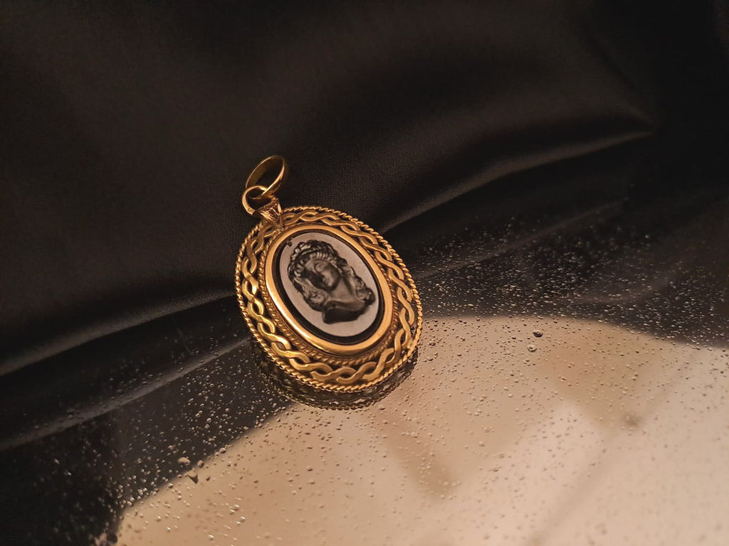 Medalha com pedra em forma de mulher Ourivesaria Carlos Alberto