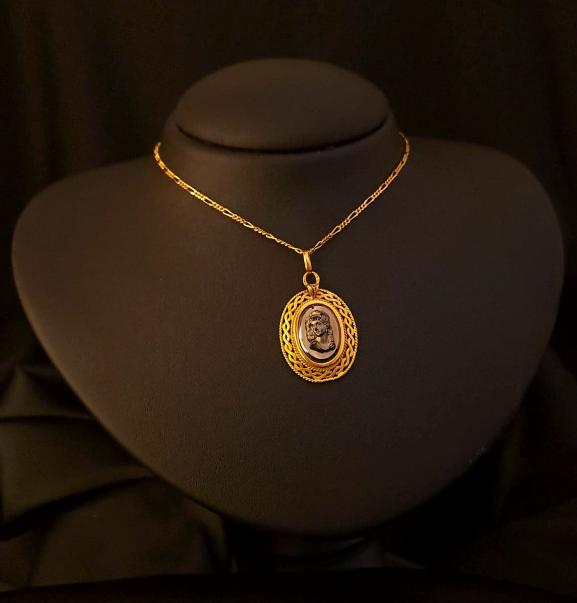 Medalha com pedra em forma de mulher Ourivesaria Carlos Alberto