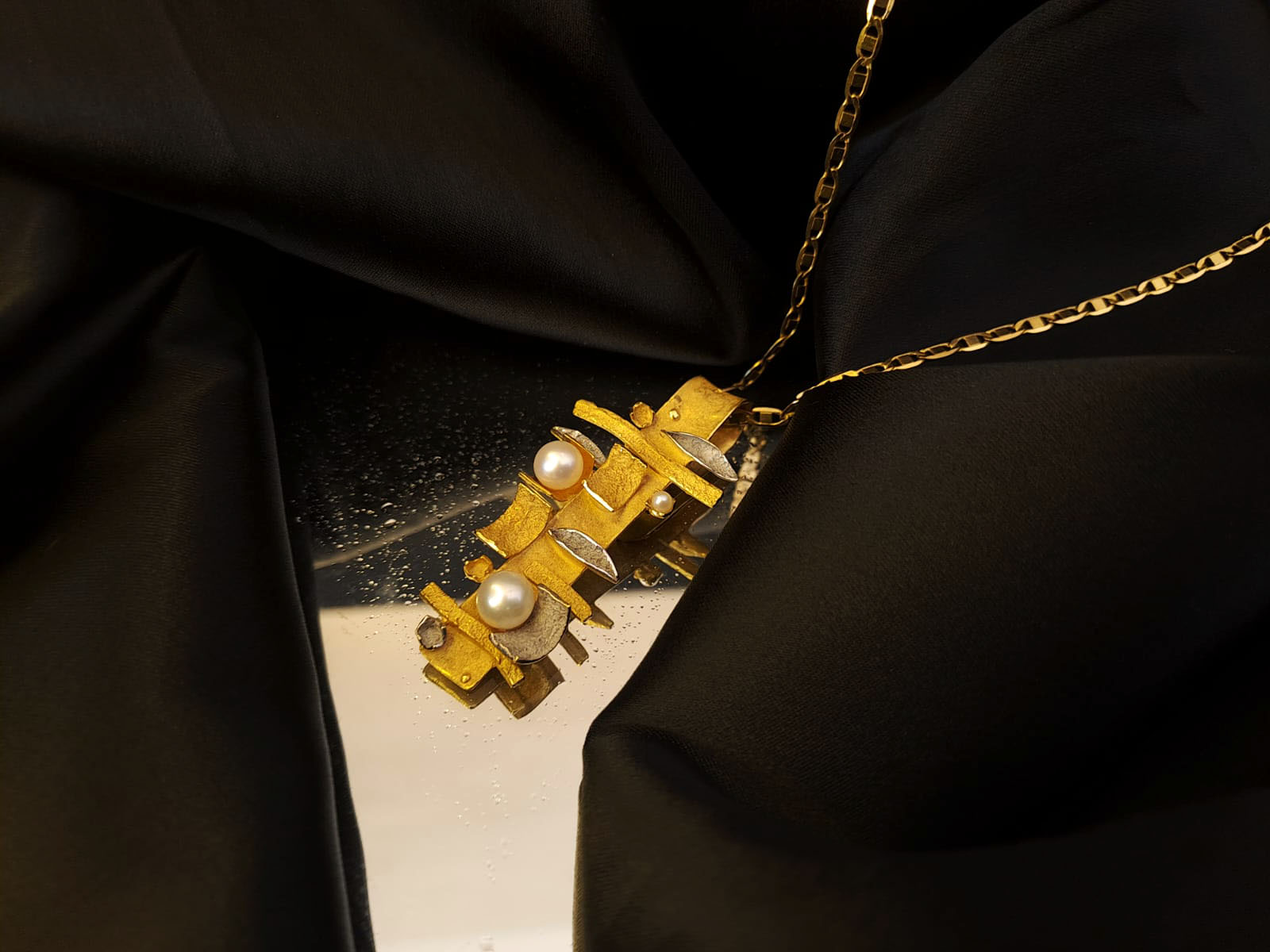 Berloque em ouro branco e amarelo Ourivesaria Carlos Alberto