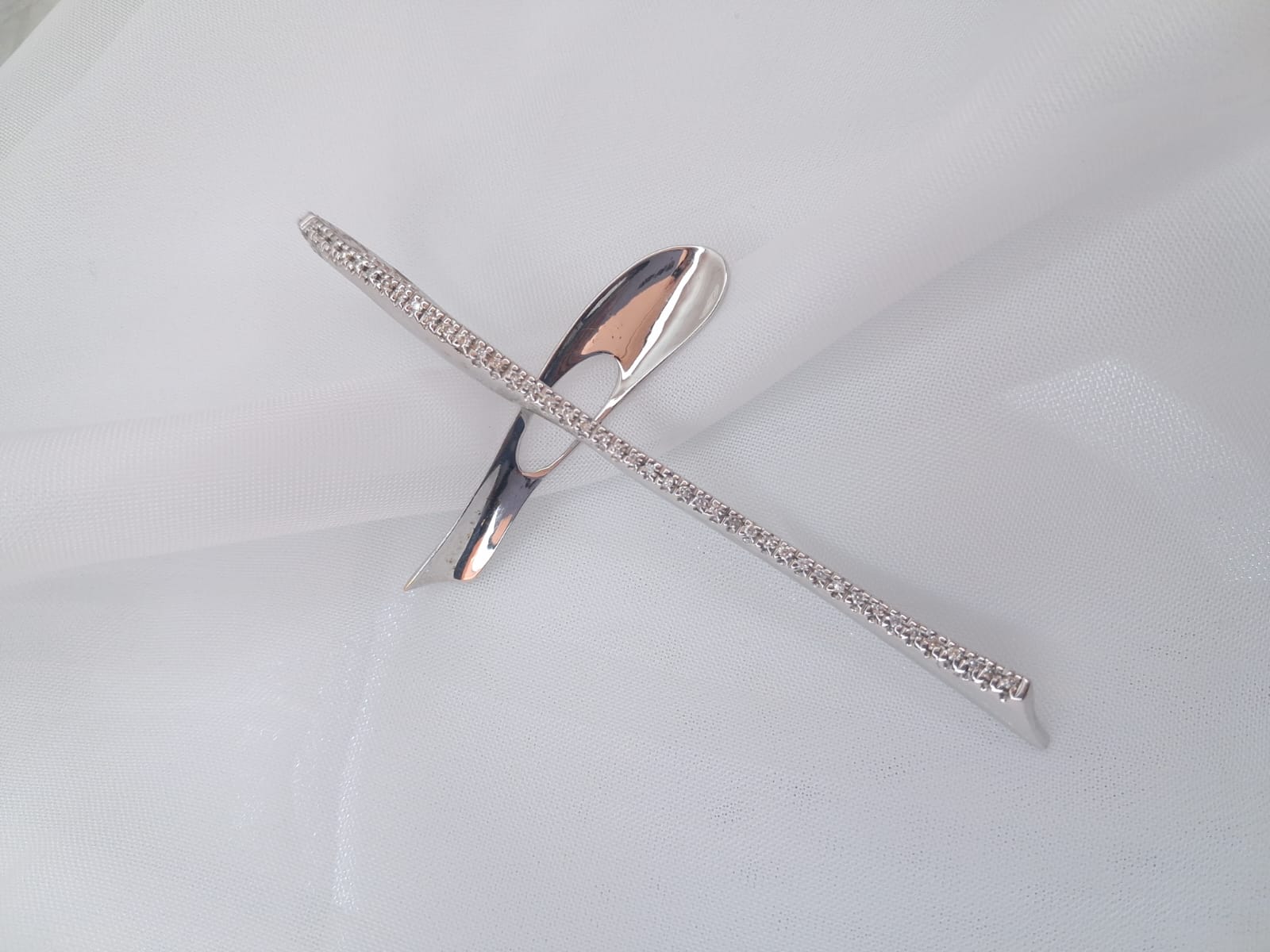 Cruz Ouro branco c/diamantes Ourivesaria Carlos Alberto