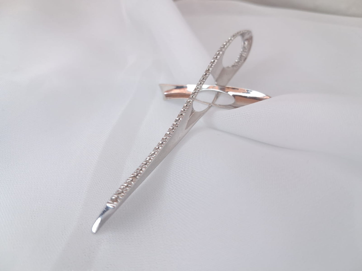 Cruz Ouro branco c/diamantes Ourivesaria Carlos Alberto