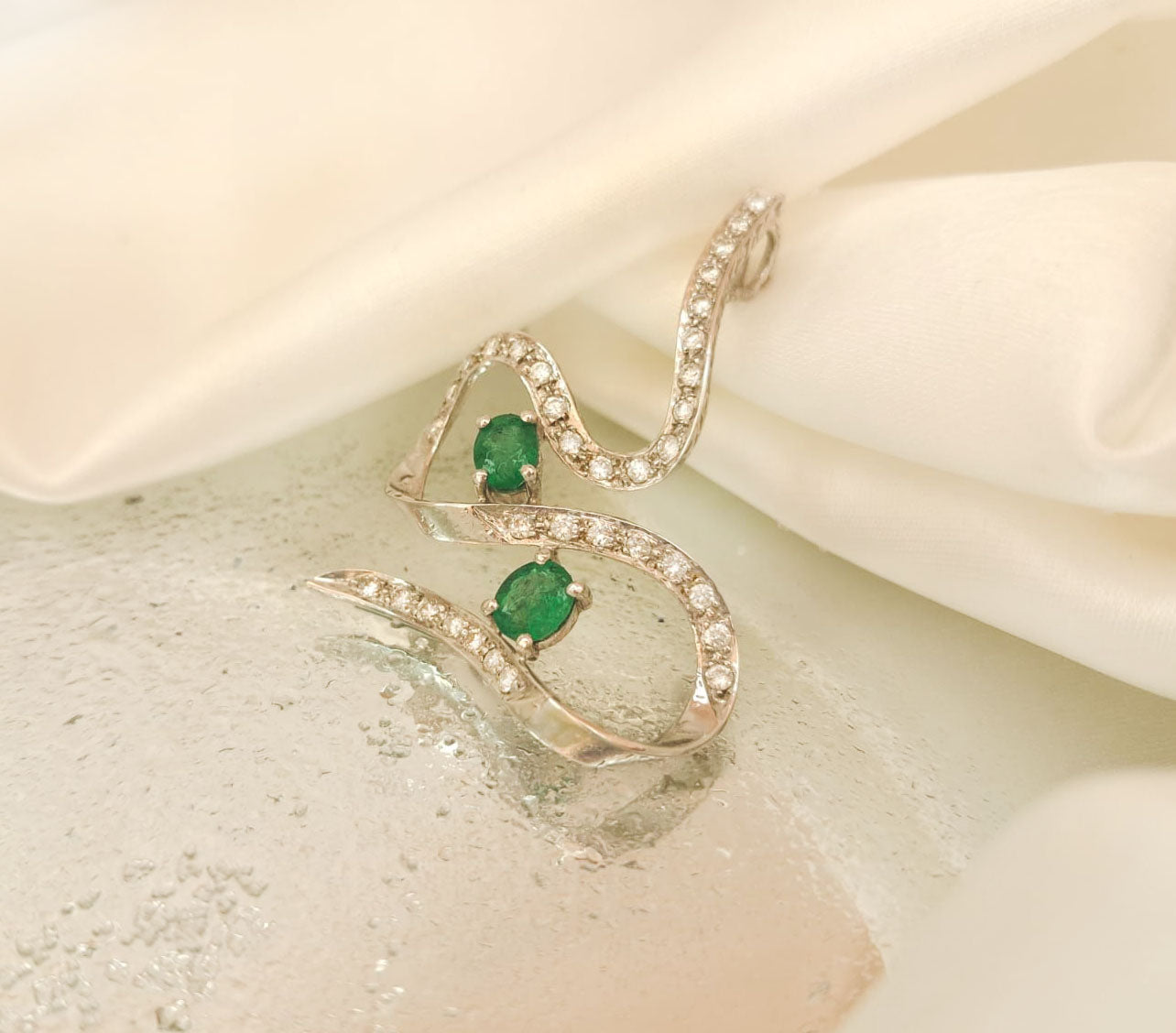 Berloque de ouro branco c/diamantes e pedras verdes Ourivesaria Carlos Alberto