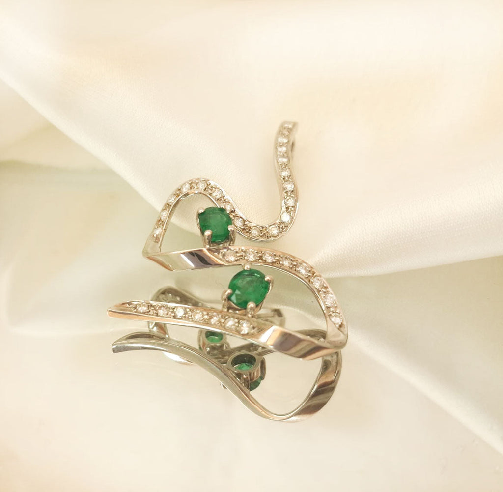 Berloque de ouro branco c/diamantes e pedras verdes Ourivesaria Carlos Alberto