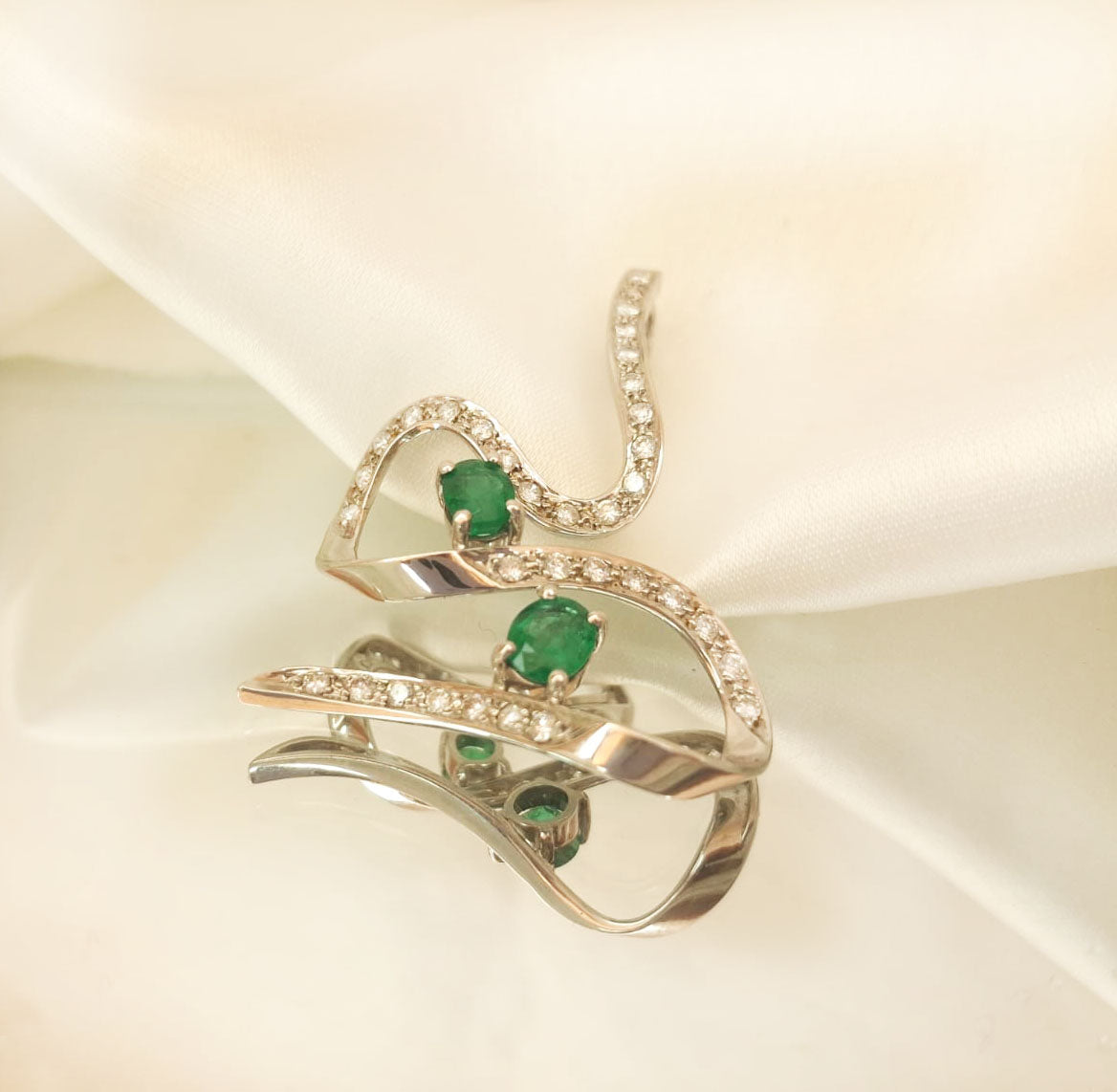 Berloque de ouro branco c/diamantes e pedras verdes Ourivesaria Carlos Alberto