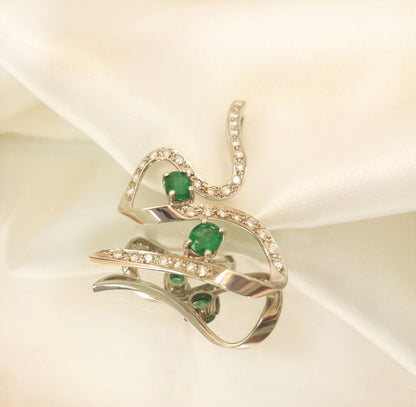 Berloque de ouro branco c/diamantes e pedras verdes Ourivesaria Carlos Alberto