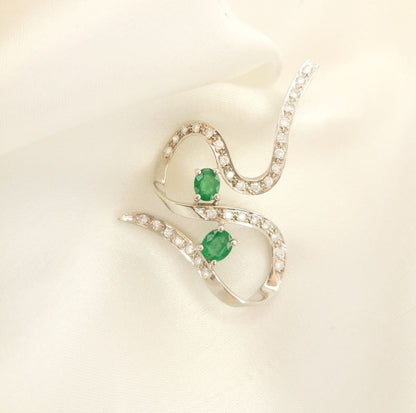 Berloque de ouro branco c/diamantes e pedras verdes Ourivesaria Carlos Alberto