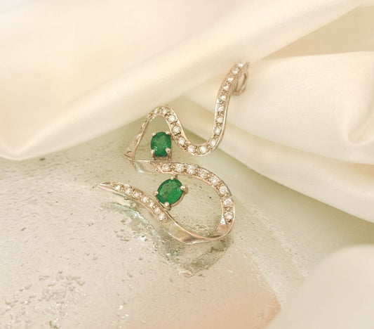 Berloque de ouro branco c/diamantes e pedras verdes Ourivesaria Carlos Alberto