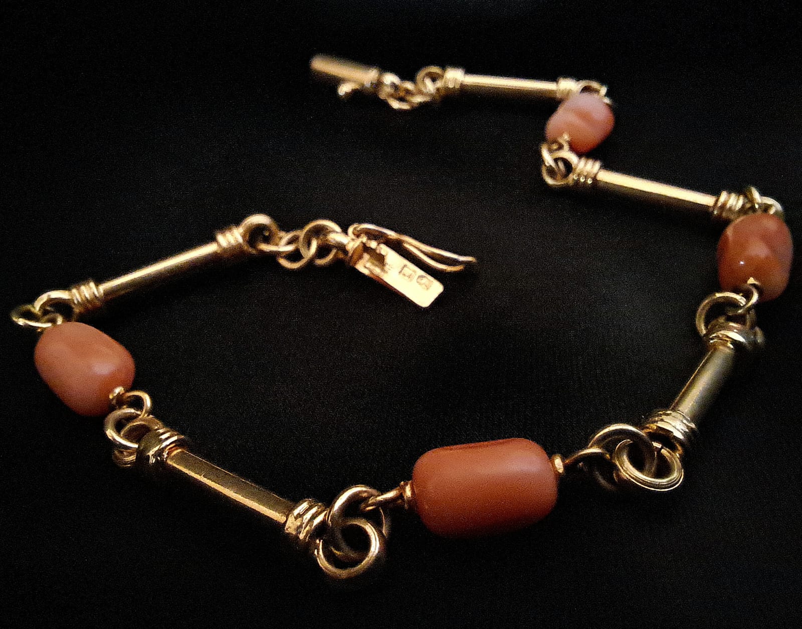 Pulseira caninhas e pedras coral Ourivesaria Carlos Alberto