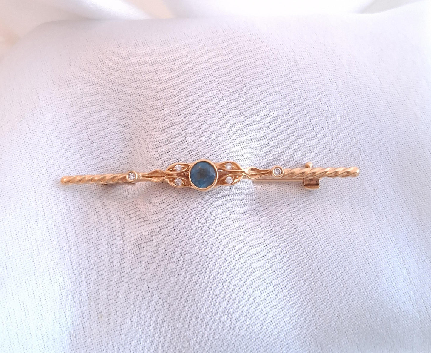 Alfinete com pedra azul e 6 diamantes Ourivesaria Carlos Alberto