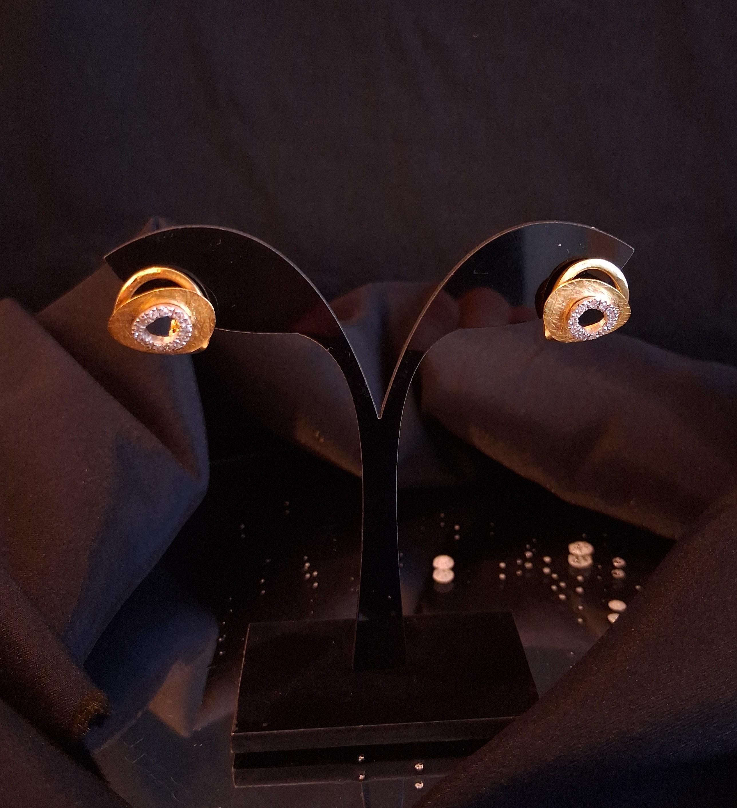 Brincos ouro branco e amarelo com pedras brancas