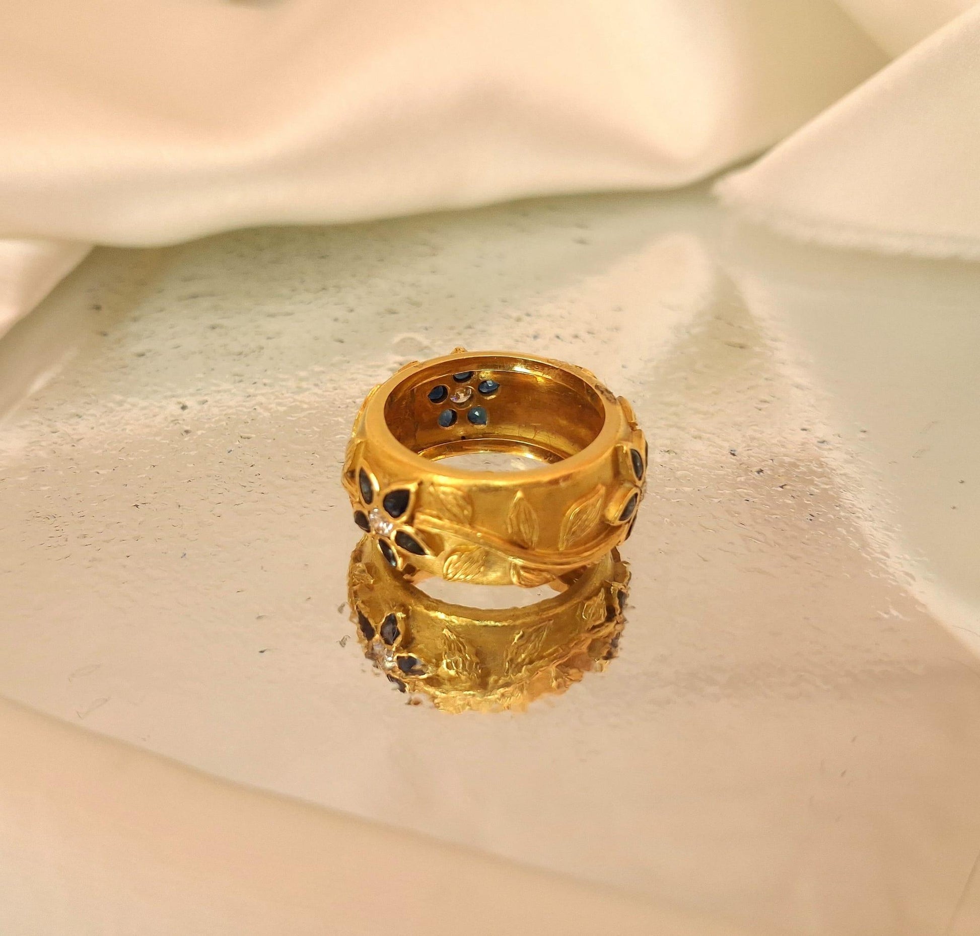 Anel de ouro c/flor (pedras azuis e 3 diamantes) Ourivesaria Carlos Alberto