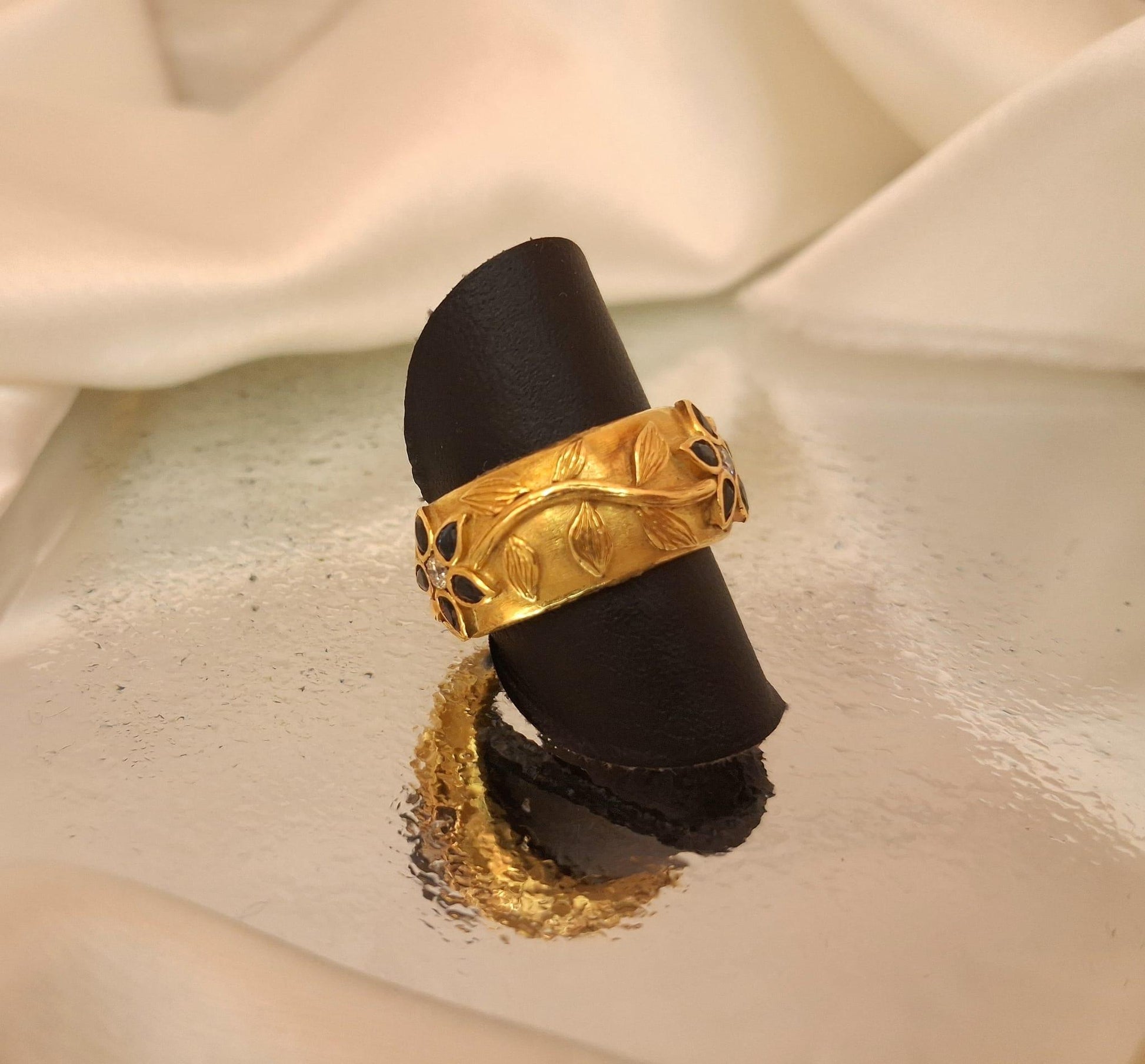 Anel de ouro c/flor (pedras azuis e 3 diamantes) Ourivesaria Carlos Alberto