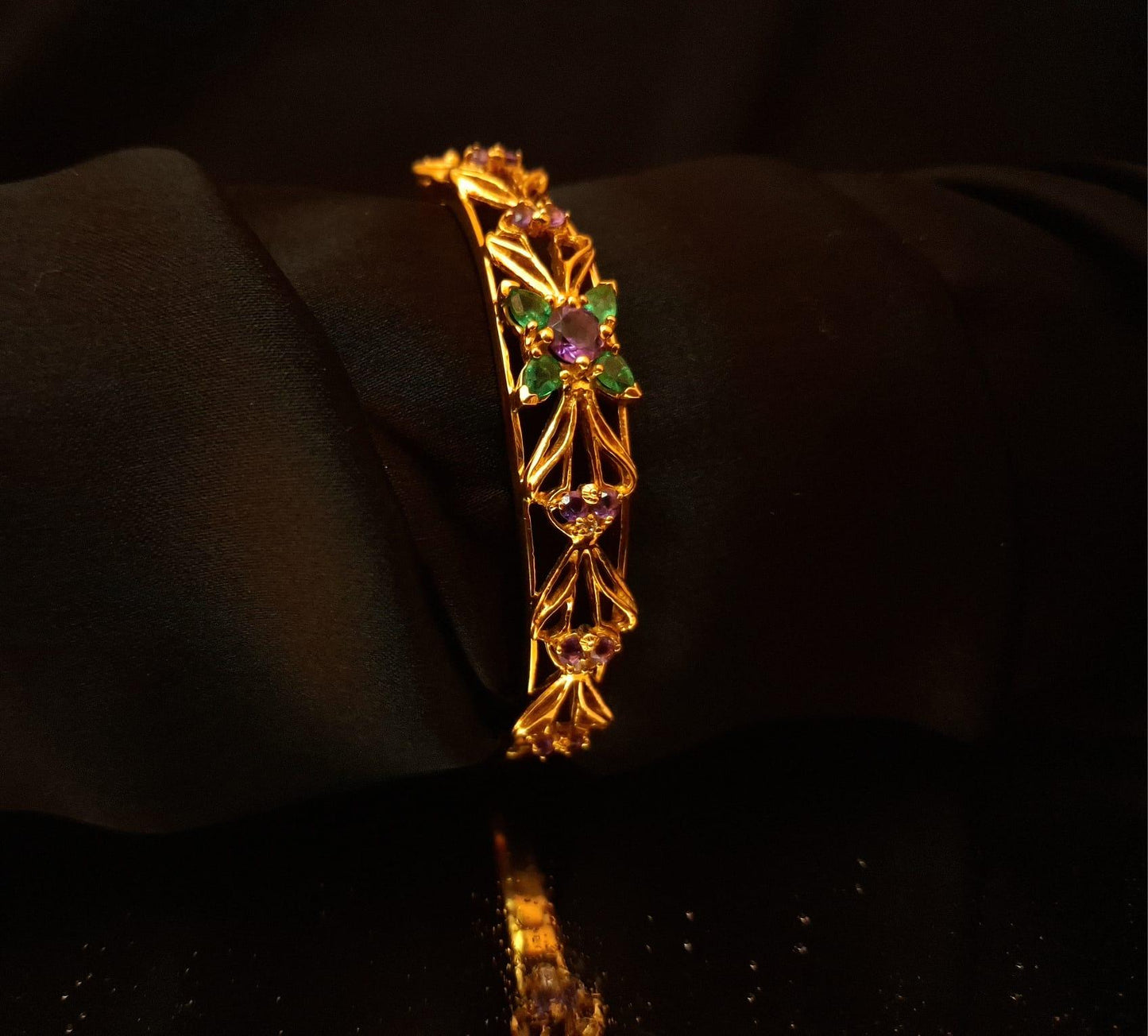 Escrava com pedras verdes e lilás Ourivesaria Carlos Alberto