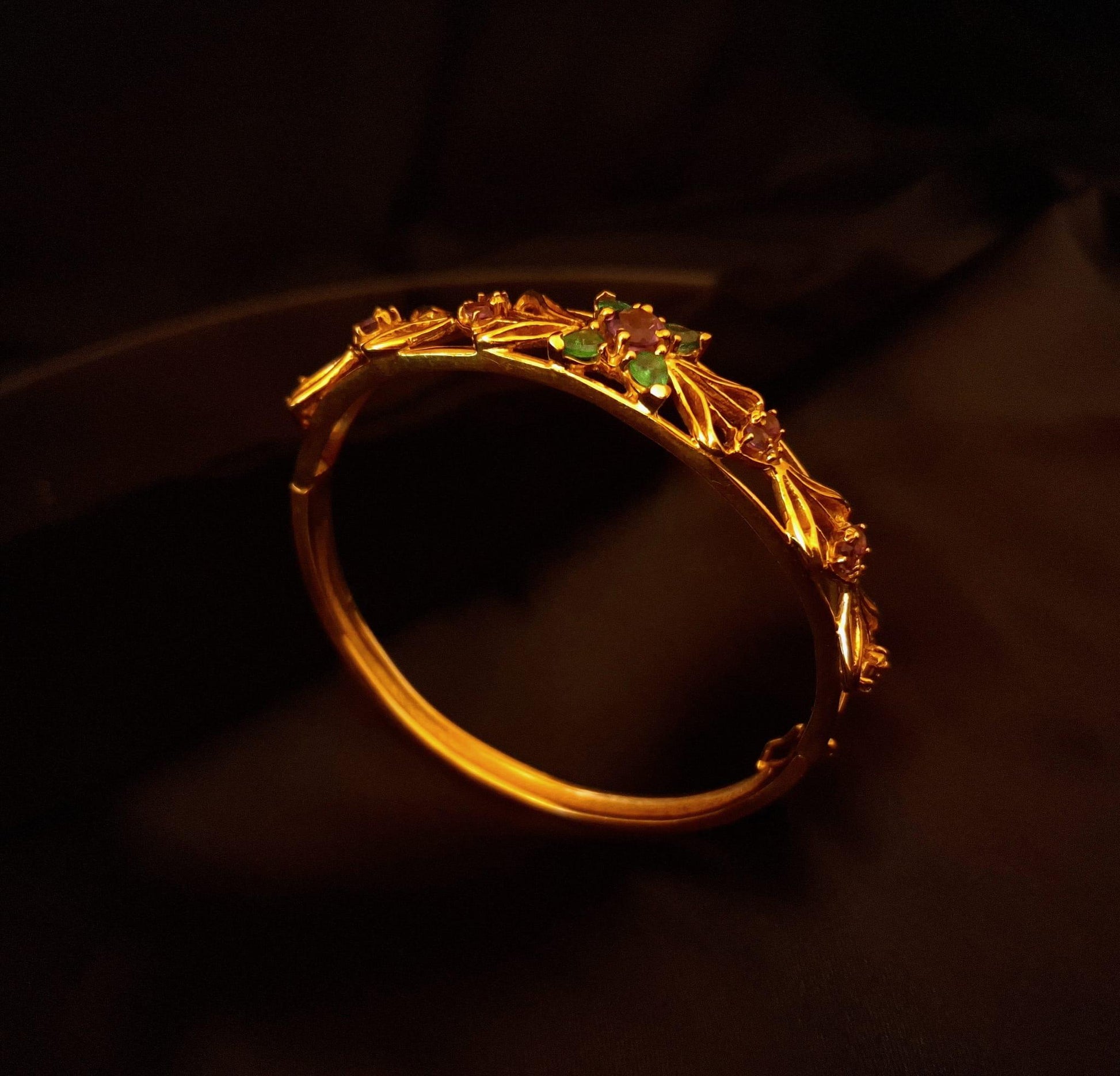 Escrava com pedras verdes e lilás Ourivesaria Carlos Alberto