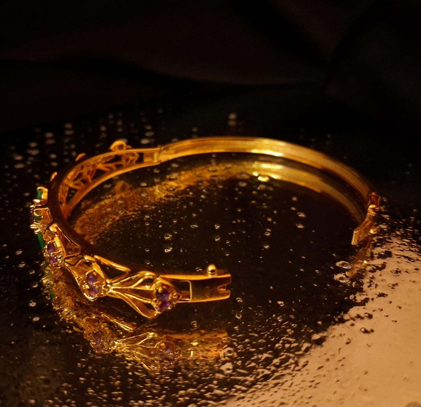 Escrava com pedras verdes e lilás Ourivesaria Carlos Alberto