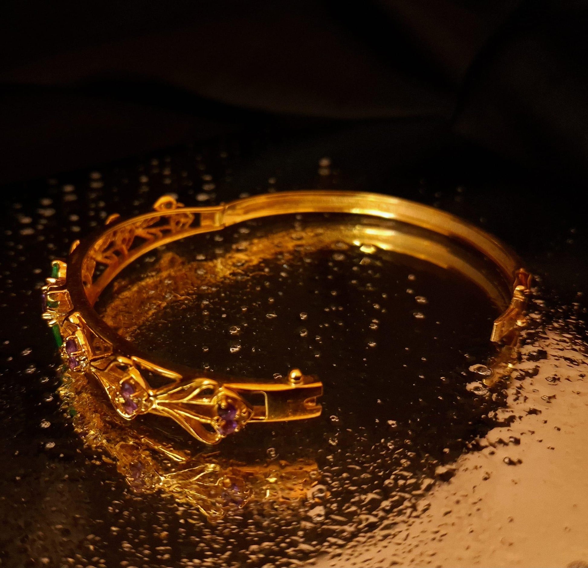 Escrava com pedras verdes e lilás Ourivesaria Carlos Alberto