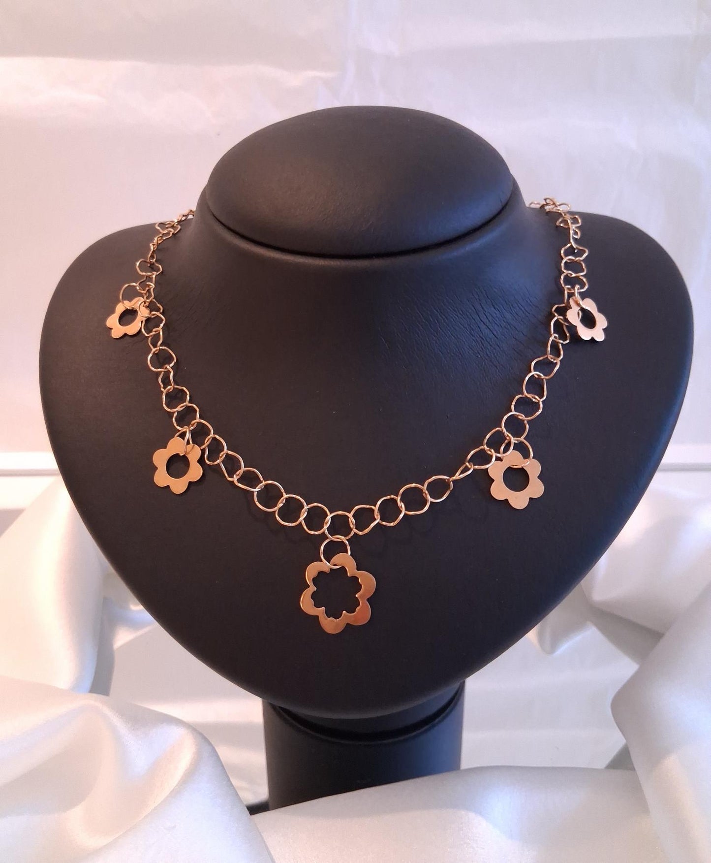 Gargantilha com chapas em forma de flor Ourivesaria Carlos Alberto