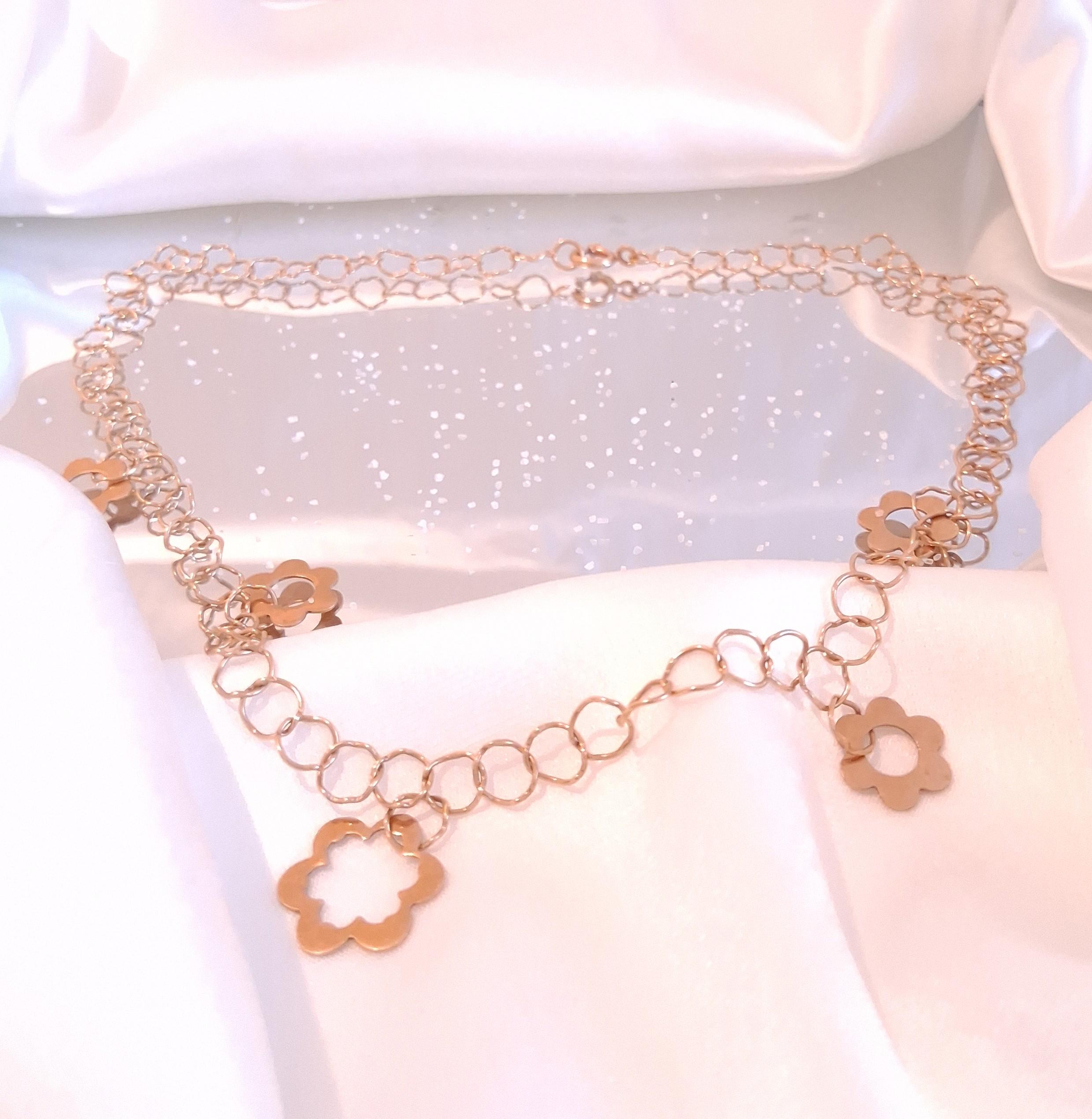 Gargantilha com chapas em forma de flor Ourivesaria Carlos Alberto