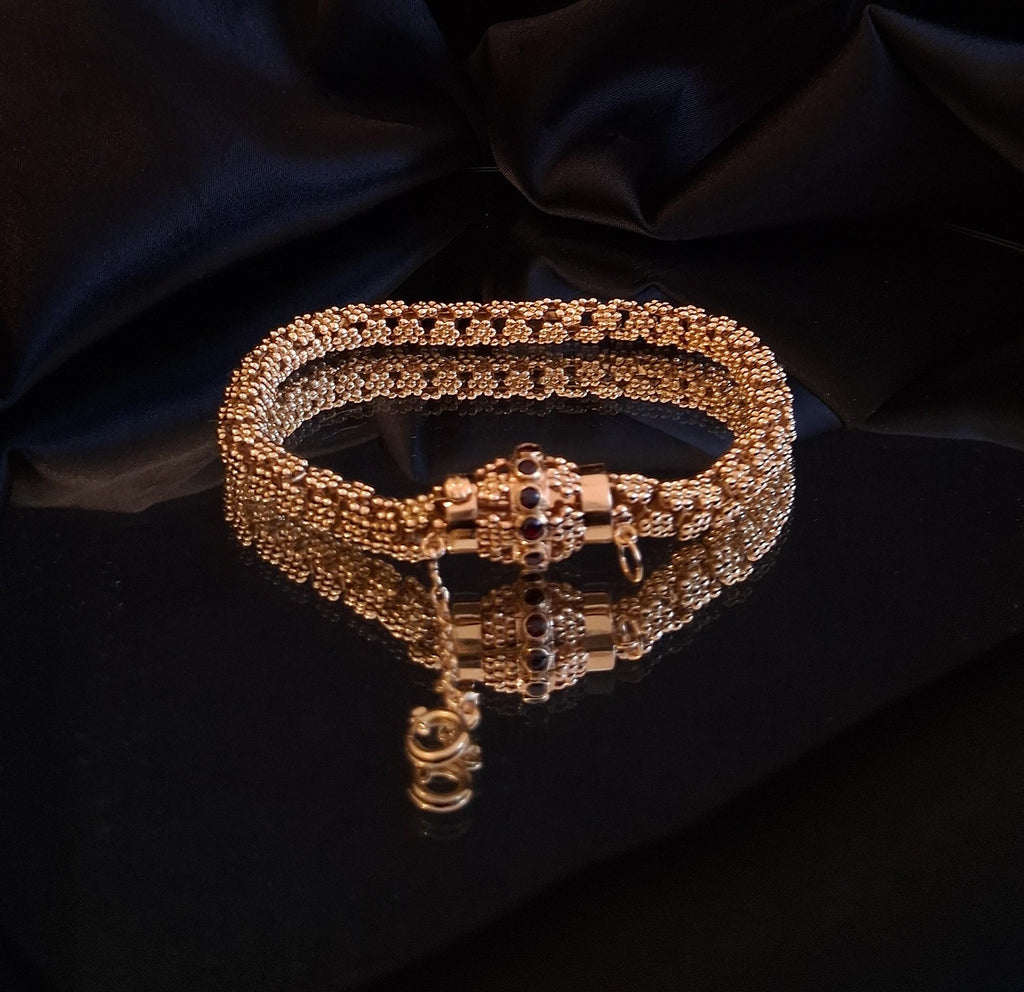 Pulseira aos grantitos com pedras vermelhas no fecho Ourivesaria Carlos Alberto