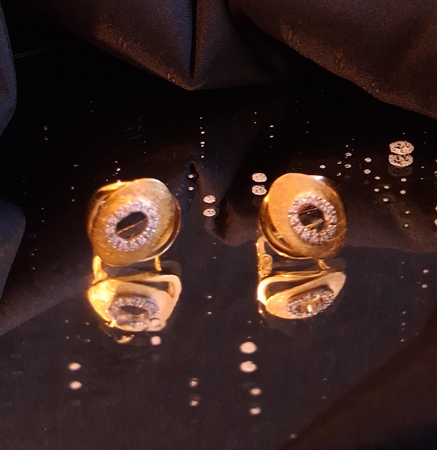 Brincos ouro branco e amarelo com pedras brancas