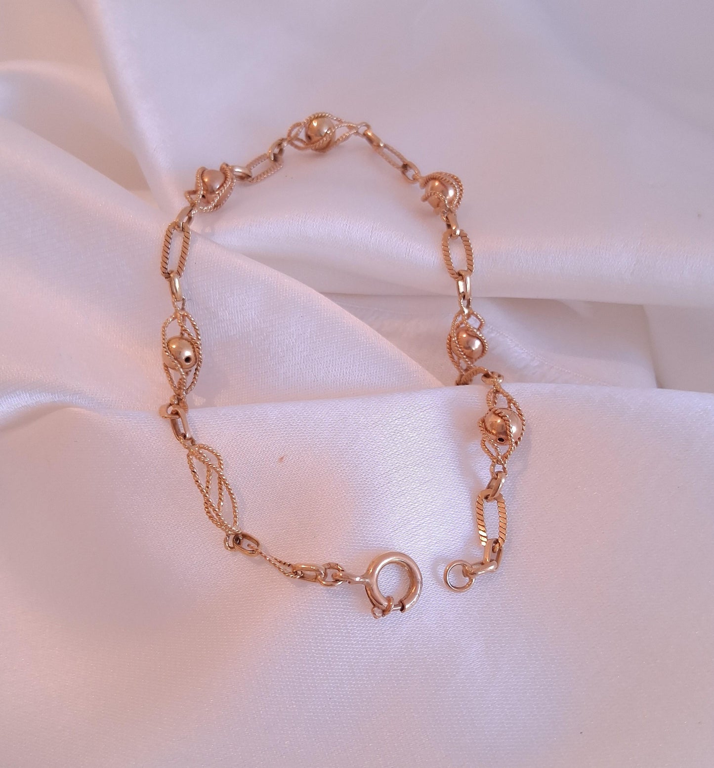 pulseira em elos com bolas no interior , em ouro