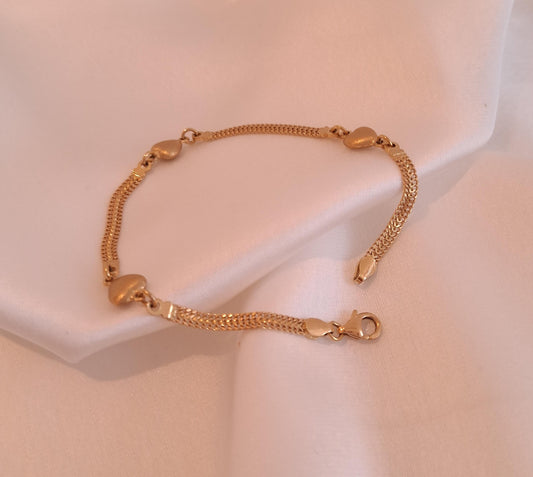 Pulseira em fita com corações , em ouro
