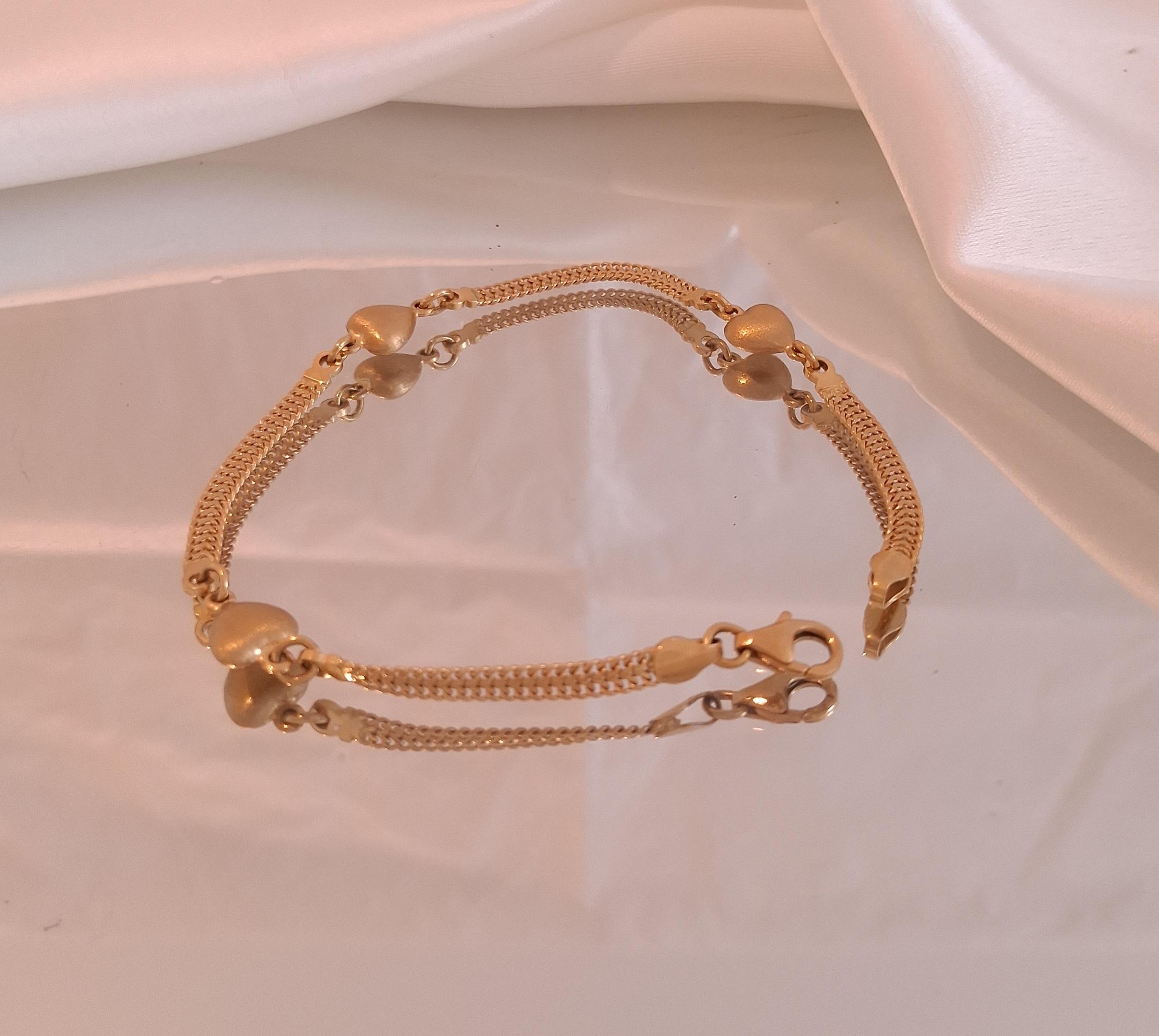 Pulseira em fita com corações , em ouro