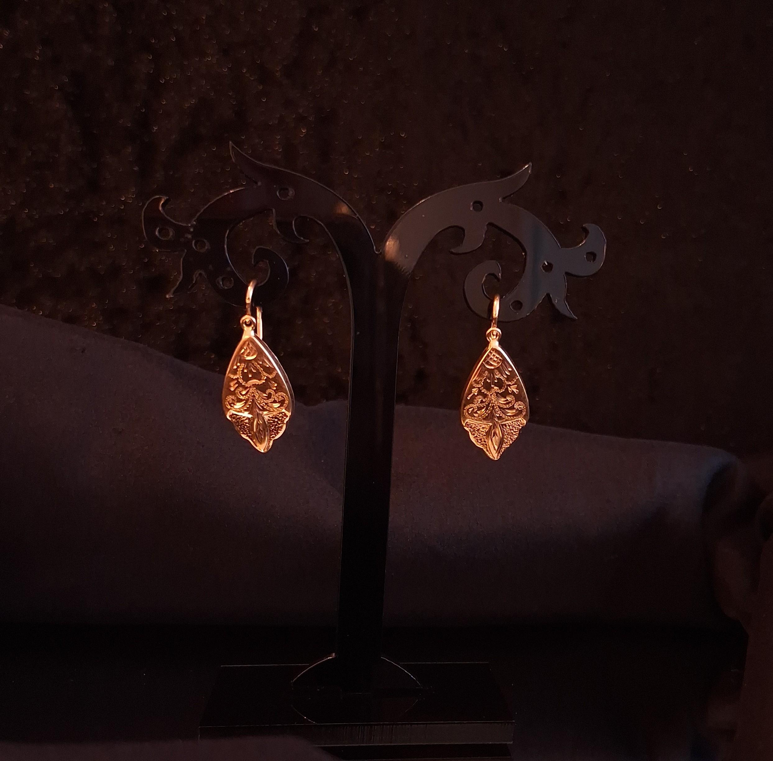 Brincos, c/ relevos , em ouro