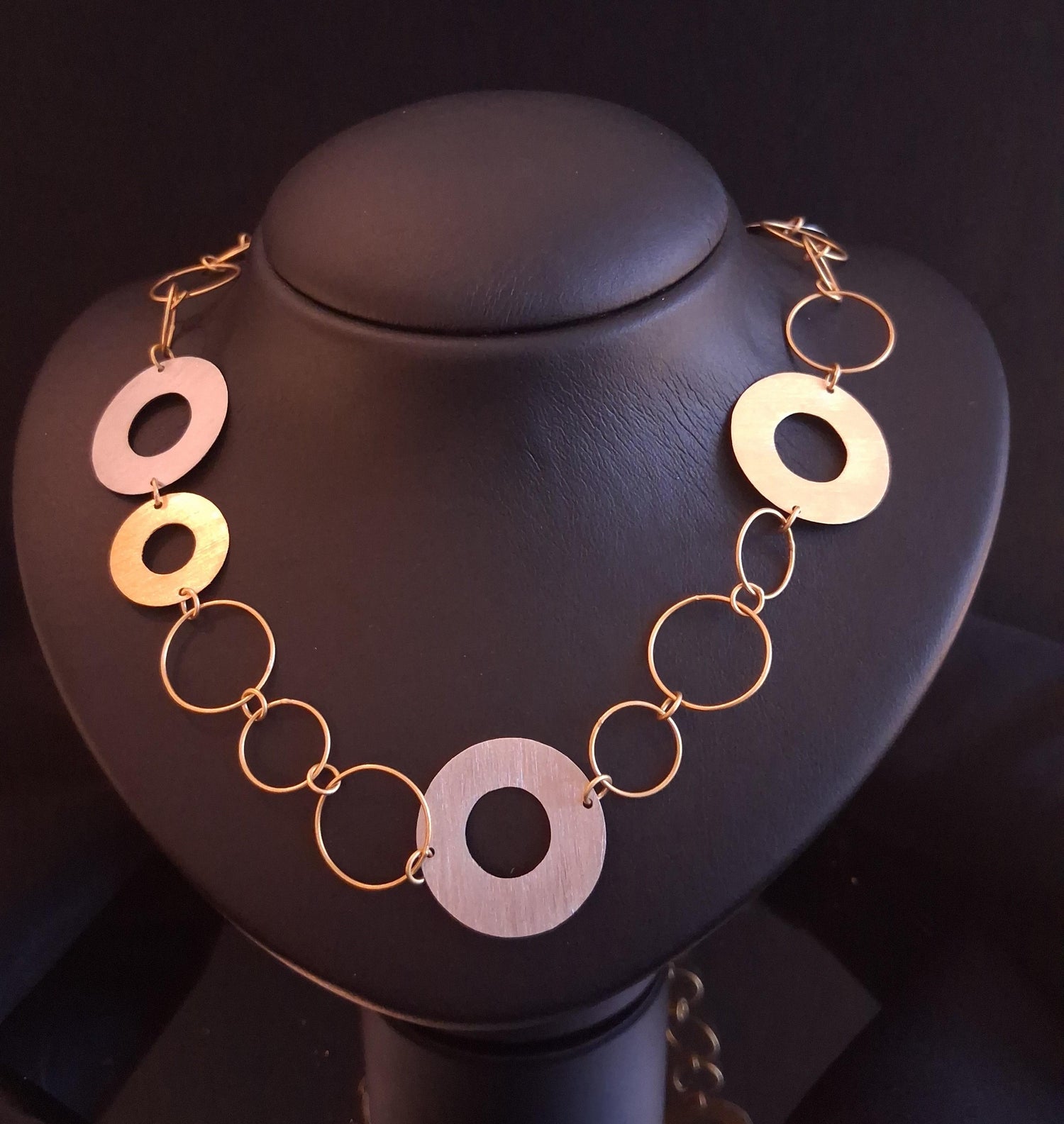 Garg, com chapas circulares em ouro branco e amarelo Ourivesaria Carlos Alberto