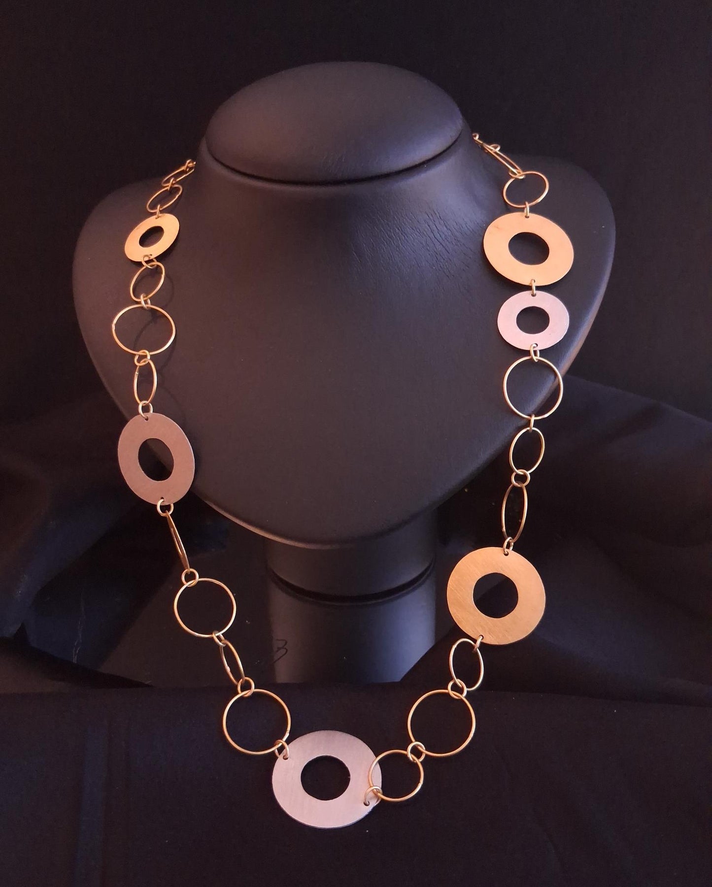 Garg, com chapas circulares em ouro branco e amarelo Ourivesaria Carlos Alberto
