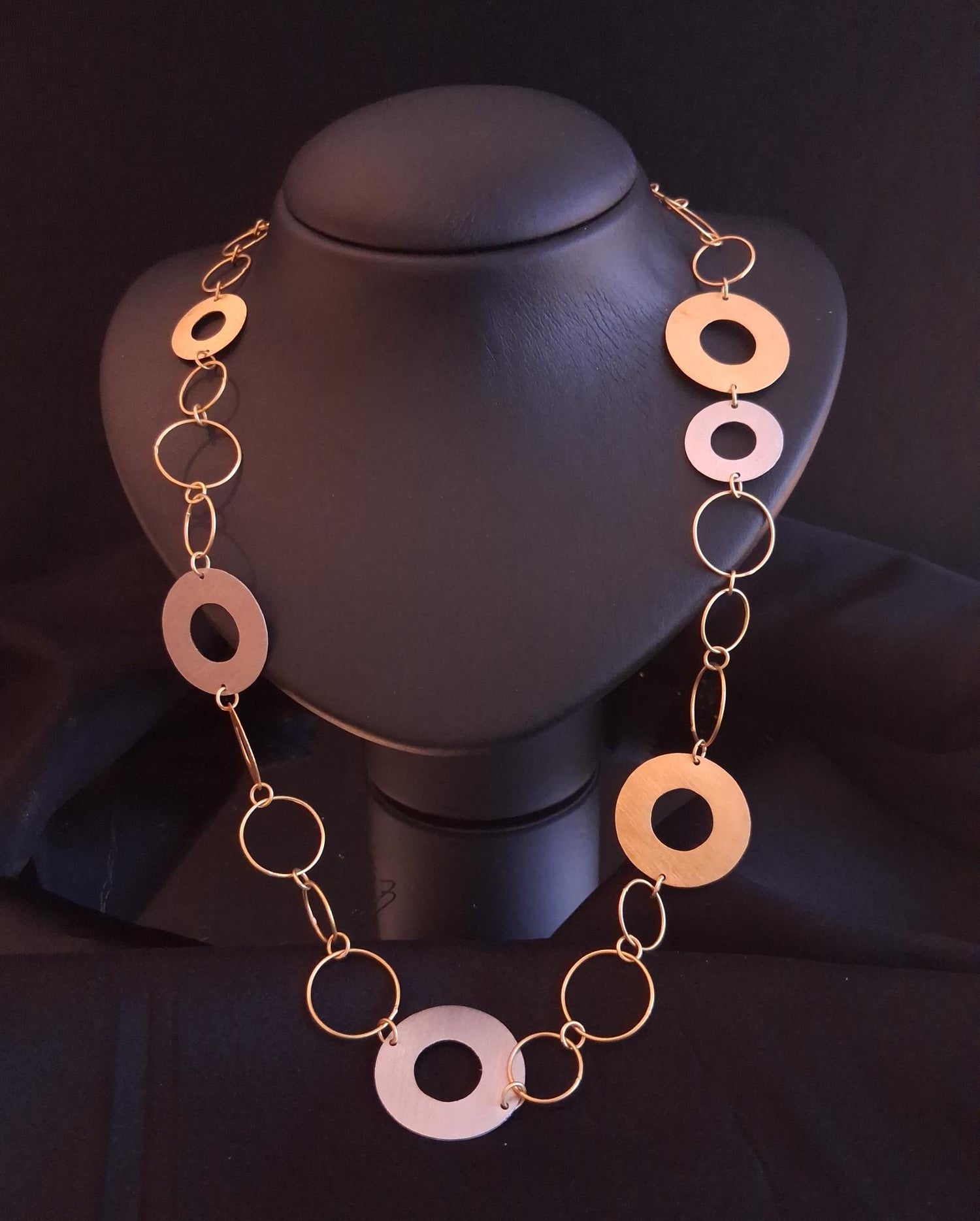 Garg, com chapas circulares em ouro branco e amarelo Ourivesaria Carlos Alberto