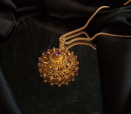 Medalha tipo filigrana com pedra lilas ,em ouro