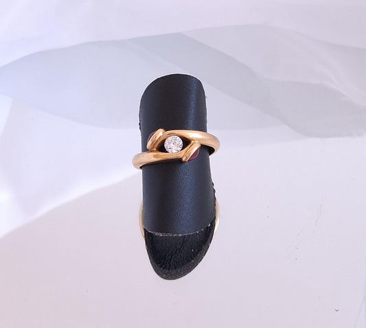 Anel com diamante e pedras vermelhas Ourivesaria Carlos Alberto