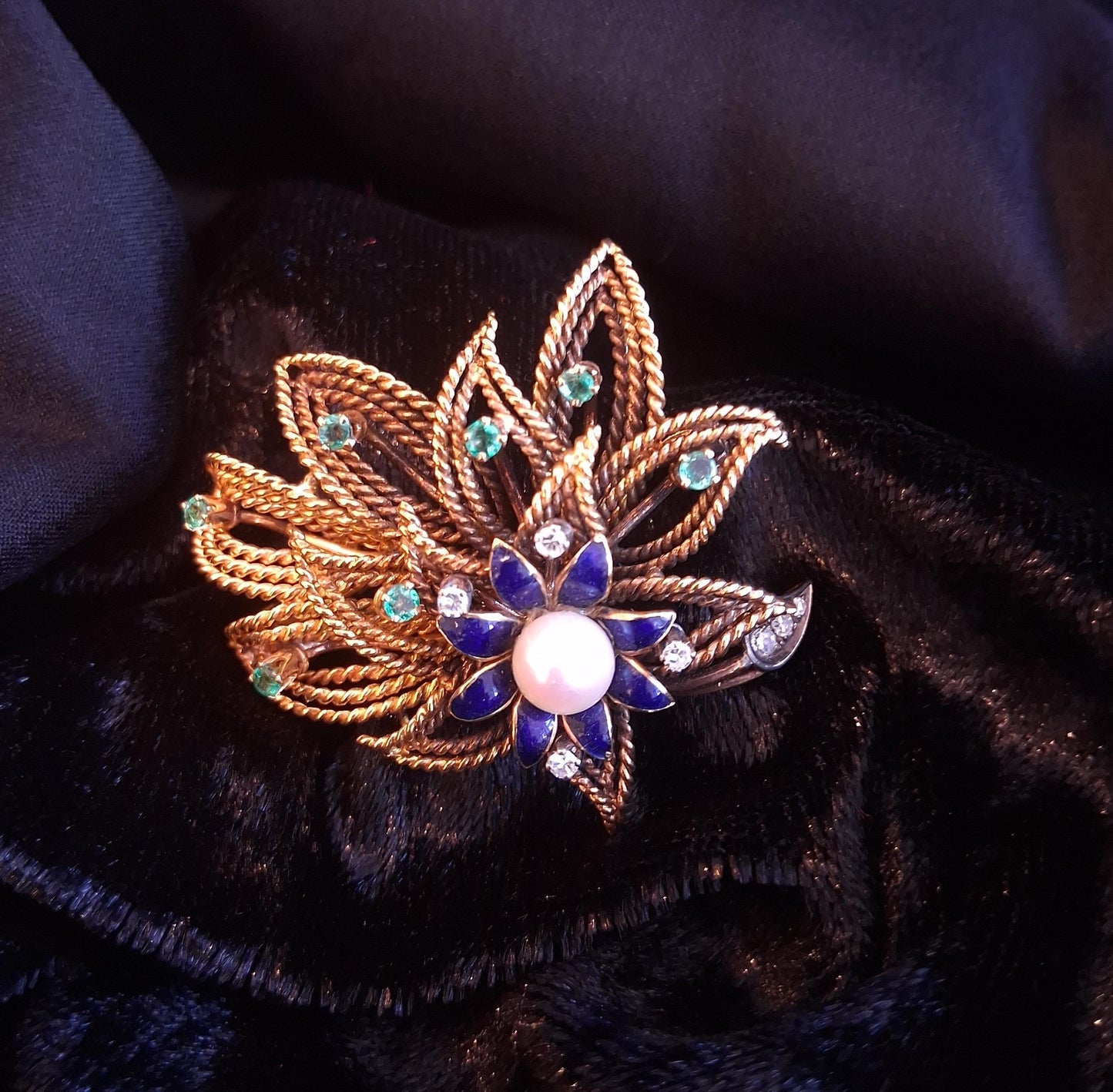 Alfinete peito com diamantes e pérola , esmaltado e com pedras verdes Ourivesaria Carlos Alberto