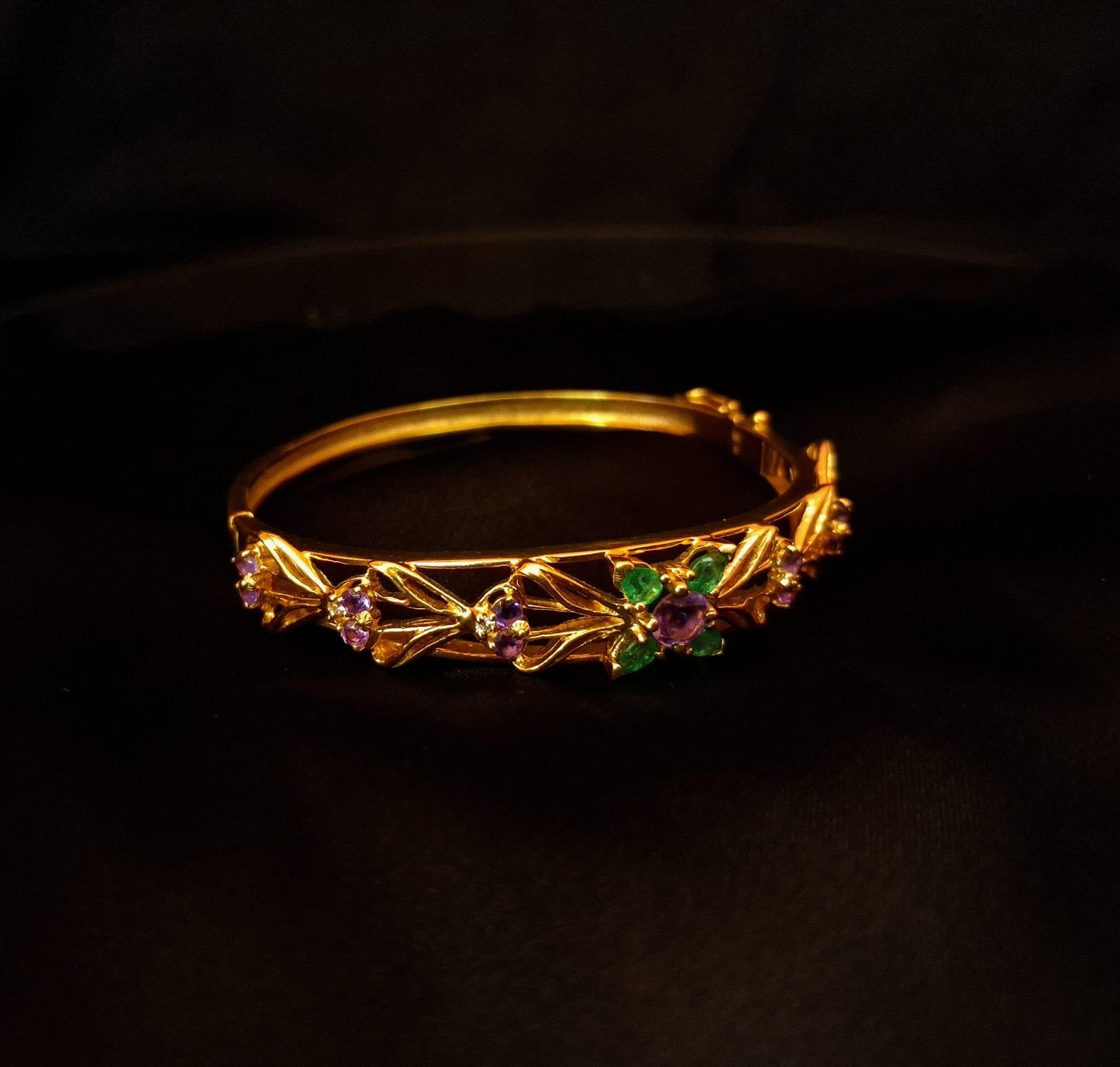 Escrava com pedras verdes e lilás Ourivesaria Carlos Alberto