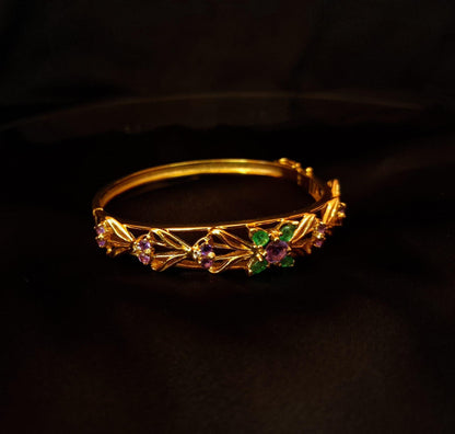 Escrava com pedras verdes e lilás Ourivesaria Carlos Alberto